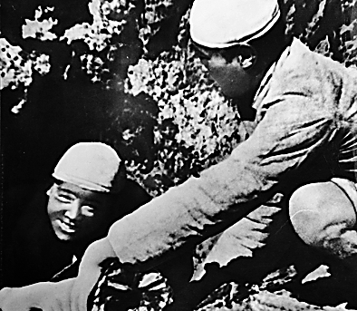和战友一起烧炭的张思德（左）（资料照片）。新华社发