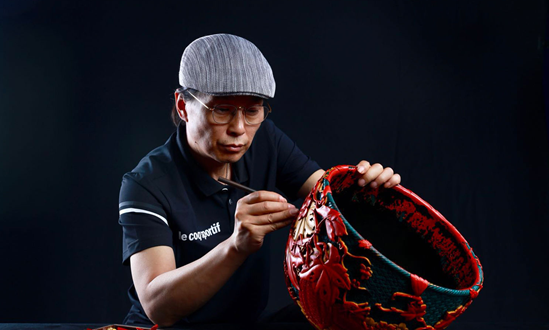 李志刚,中国工艺美术大师,雕漆技艺北京市级代表性传承人,北京市特级