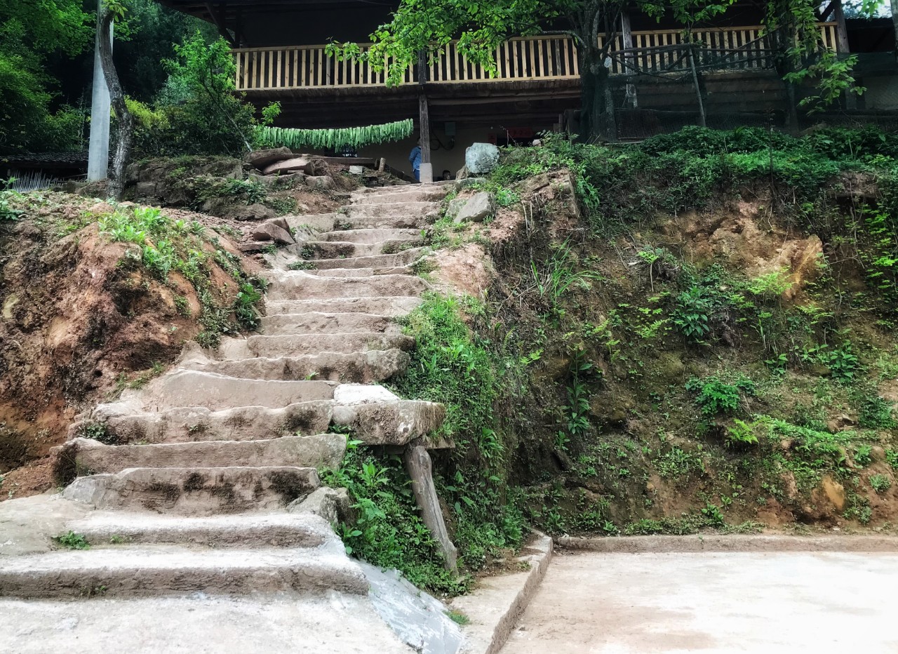 通往华溪村贫困户谭登周家的石阶狭窄陡峭。