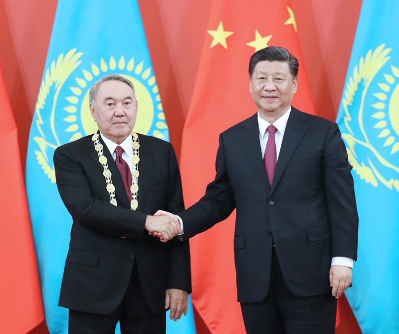4月28日，国家主席习近平在北京人民大会堂中央大厅为哈萨克斯坦首任总统纳扎尔巴耶夫举行“友谊勋章”颁授仪式。