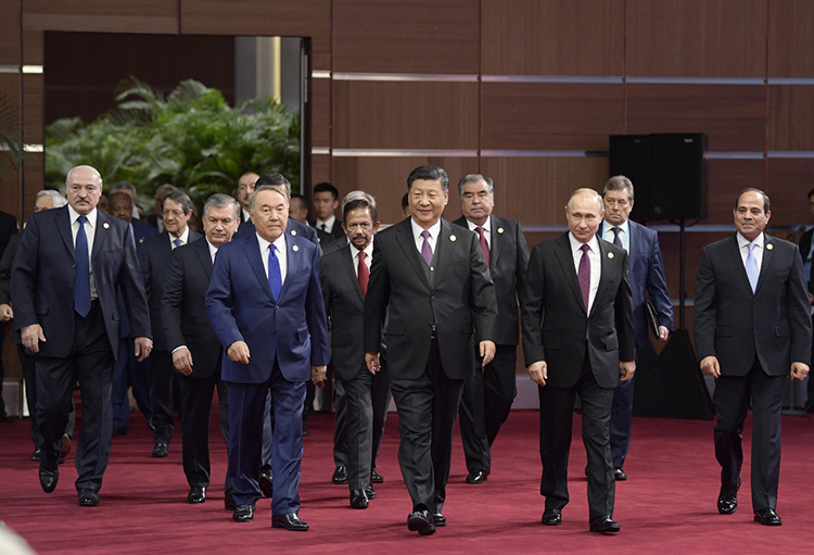 　　2019年4月26日，国家主席习近平在北京出席第二届“一带一路”国际合作高峰论坛开幕式，这是习近平和出席开幕式的外方领导人共同步入会场。