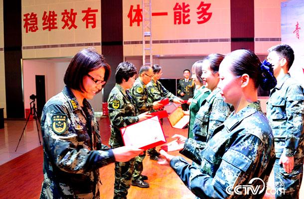 向优秀护士颁发证书