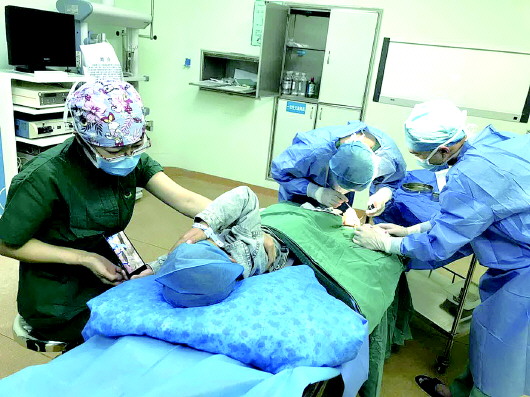 护士手举动画片安抚手术患儿 网友：暖哭了(图)