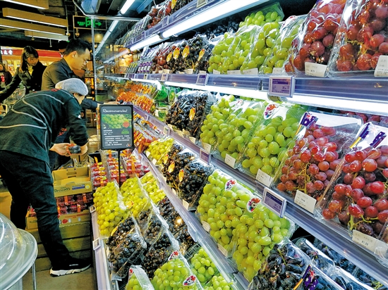 水果价噌噌涨 高端水果论个卖？ 专家说再等等就降价