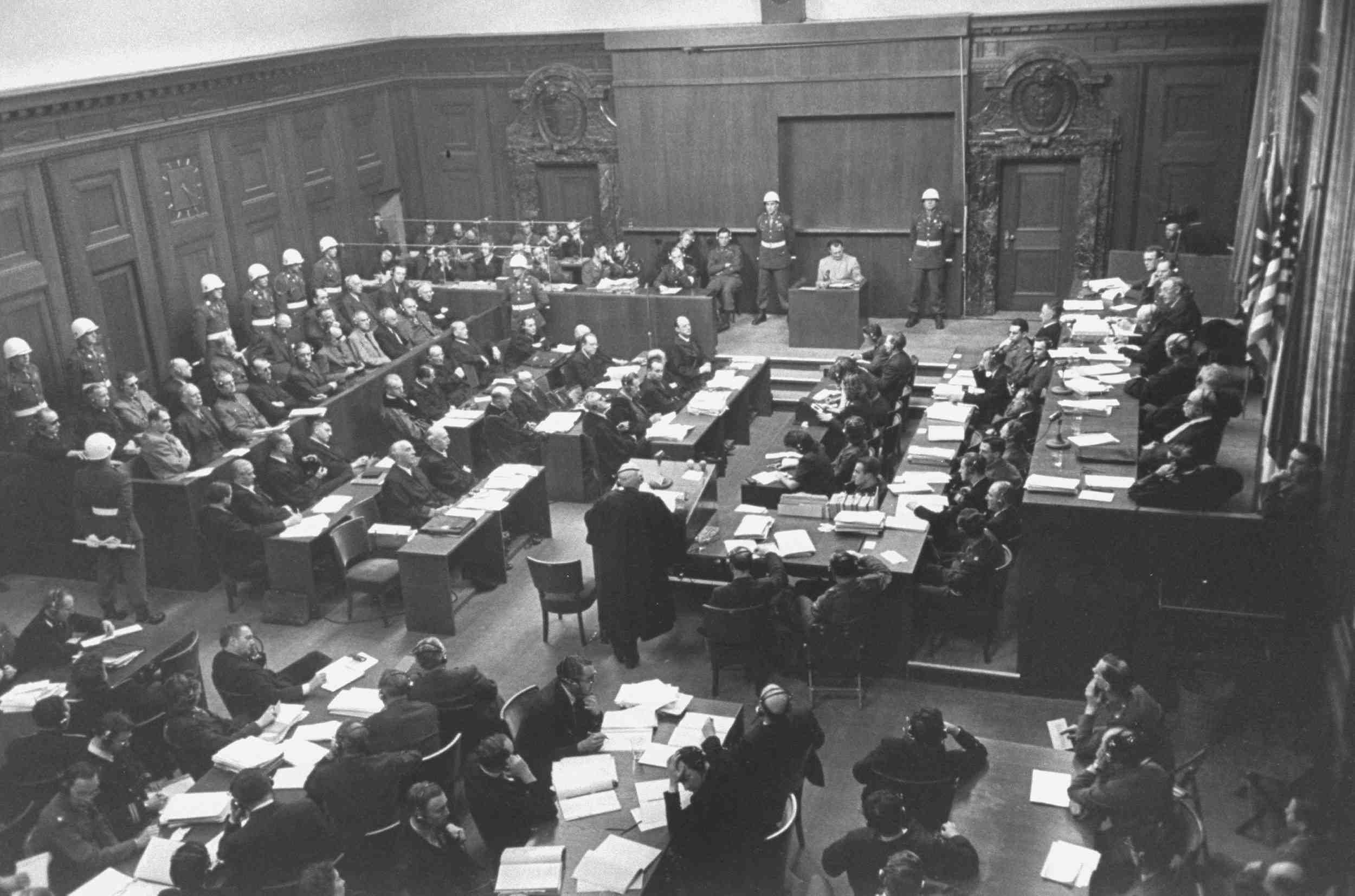 设立国际军事法庭,对纳粹德国的22名军政要员和6个组织进行了审判