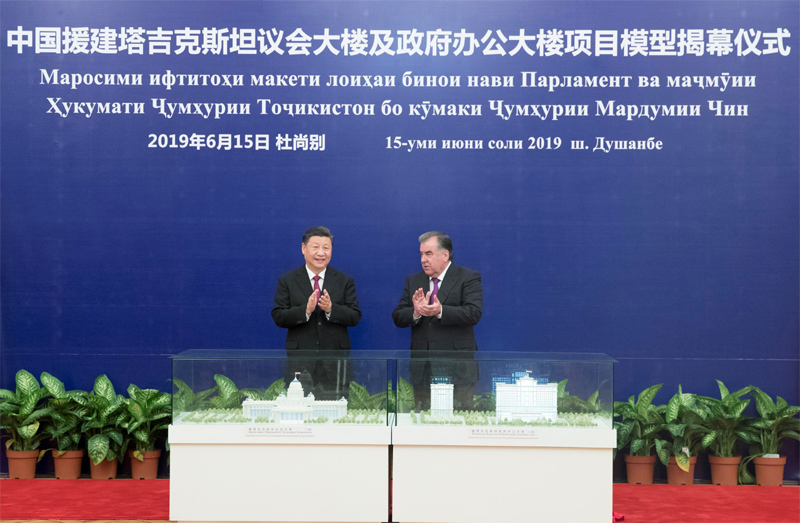 6月15日，国家主席习近平在杜尚别同塔吉克斯坦总统拉赫蒙会谈。会谈后，两国元首共同出席中方援塔议会大楼、政府办公大楼项目模型揭幕仪式。新华社记者 王晔 摄