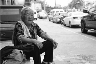 八旬奶奶6年每天等8小时接智残孙放学：他不长大我不敢老