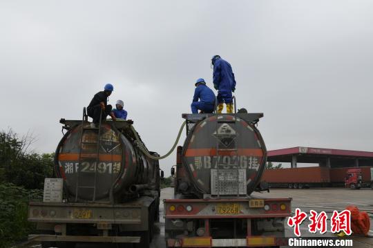 载32吨硫酸槽罐车高速泄漏 消防等多部门紧急排险