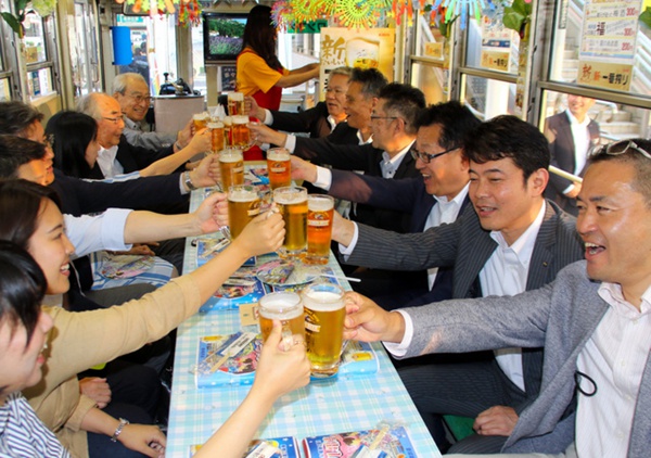 日本丰桥市再次推出“啤酒电车” 可在车内无限畅饮（图片来源：朝日新闻网站）