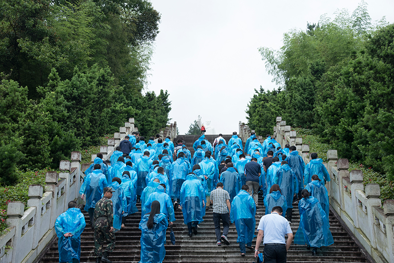 学员沿着毛主席纪念园的151级台阶拾阶而上