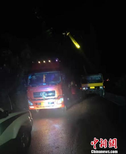 四川一货车追尾再撞山体致数百辆车滞留山间