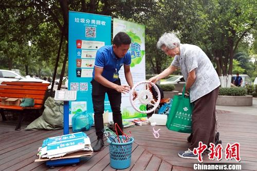 垃圾分类催生新职业、新商机 有人已靠它月入万元