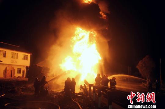 四川广元一载有32吨汽油的罐车侧翻起火爆炸