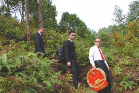 背着国徽去审判 四川威远县80后法官获网友狂赞