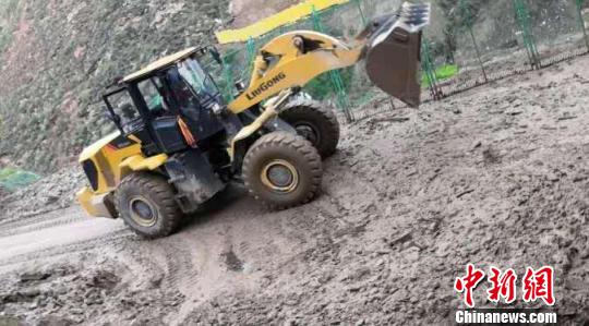 兰州城郊突降暴雨致山体滑坡：道路被埋 车辆受陷