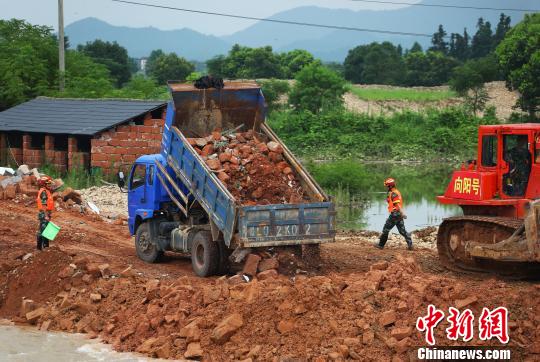 江西鹰潭马荃圩堤崩塌救援现场：挖掘机轰鸣加固作业中