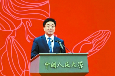 大学最后一课校长很煽情：我不是苏大强 爱你们三千遍