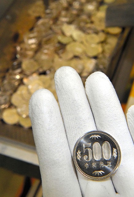 日本开始铸造印有“令和元年”字样的新硬币与纪念金币（图片来源：朝日新闻网站）