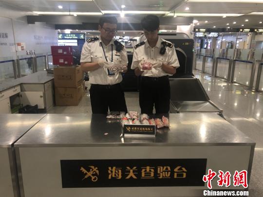 中国游客从国外带20公斤猪肉被挡获 火腿价值近万