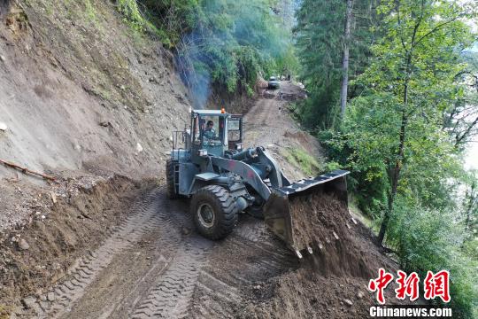 西藏波密山体滑坡阻塞交通 驻藏武警携手当地村民抢通