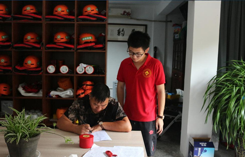 “小红衣”碰撞红色嵊州，这支实践队很红正！