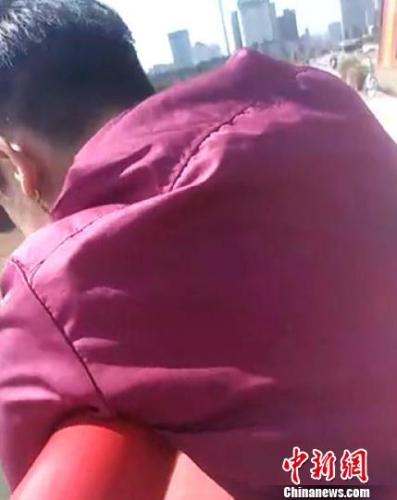 交警锻炼路遇男子跳桥轻生 生死瞬间将其死死抱住救下