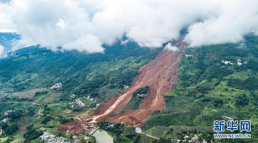 贵州水城县鸡场镇坪地村岔沟组山体滑坡现场(7月26日无人机拍摄).