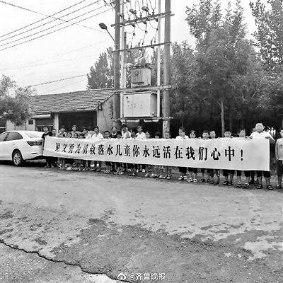 35岁教师跳海救11岁男童 托举孩子出水自己溺亡