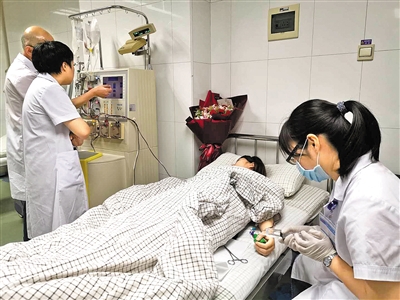 为了素不相识的小男孩 90后姑娘捐214毫升造血干细胞