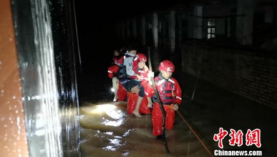 ＂韦帕＂夜袭广西防城港上思县致强降雨 消防员彻夜救援