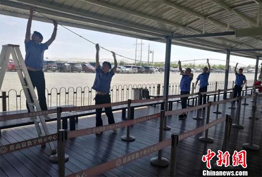 敦煌莫高窟暑期客流激增逼承载极限 官方吁“错峰出游”