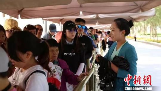 敦煌莫高窟暑期客流激增逼承载极限 官方吁“错峰出游”