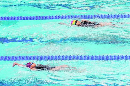 图为：女子丁组200米个人混合泳比赛场景。（湖北日报全媒记者 梅涛 通讯员 黄倩 摄）