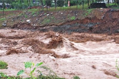 河南济源暴发山洪 消防队员救出20多名被困人员(图)