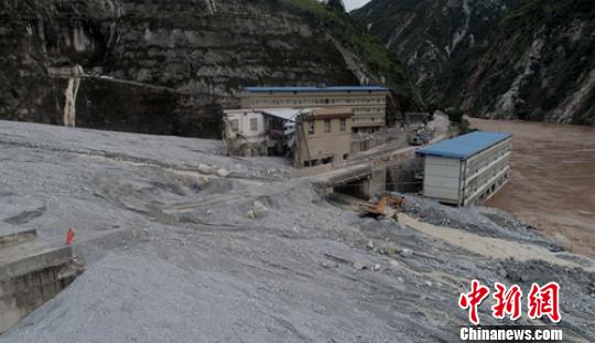 四川甘洛再现强降雨道路中断 抢险仍在紧张进行