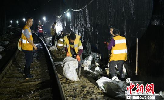 四川甘洛再现强降雨道路中断 抢险仍在紧张进行