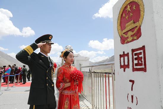 云端国门的集体婚礼：界碑见证我们的爱情