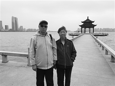 这就是幸福的模样了吧？新人婚纱照八旬夫妇“抢镜”