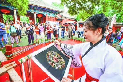 北京民俗博物馆过七夕：学织女穿针 求月老牵线