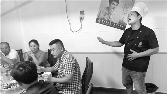 他唱歌和做菜一样认真 原创新曲先唱给食客听