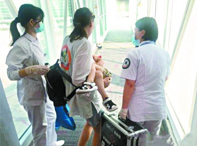 男童飞机上呼吸心跳骤停，全体乘客一致同意为生命返航