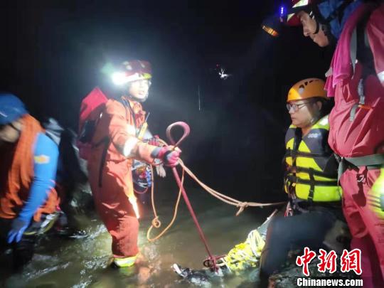 驴友被困浙江瑞安深谷 百余人驰援14小时终获救