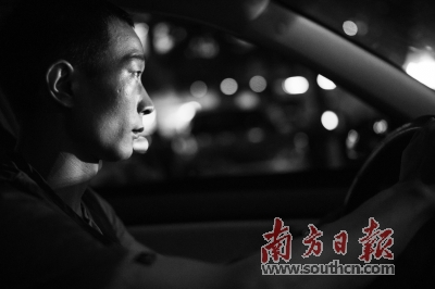 代驾司机：黑夜里的“摆渡人”