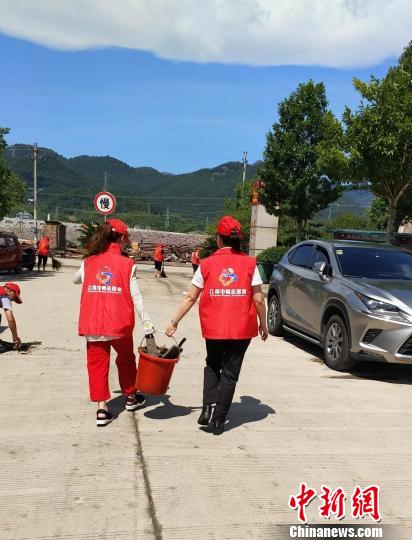 巾帼志愿者忙碌在救灾一线 临海妇联供图 摄