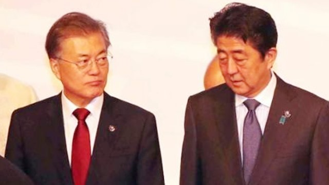 资料图：韩国总统文在寅与日本首相安倍晋三