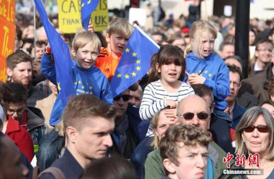 　　资料图：当地时间3月23日，在欧盟同意英国延迟脱欧、英国脱欧前景仍面临“灾难的不确定性”困境之际，伦敦市中心举行了大规模呼吁举行“第二次脱欧公投”的示威游行。中新社记者 张平 摄