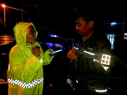 雨夜之中，救援队为受灾群众坚守到最后一刻