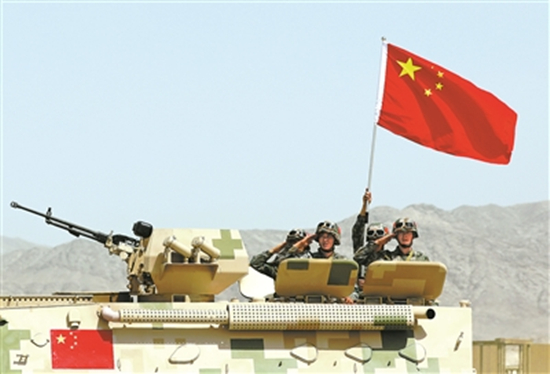 “国际军事比赛-2019”“晴空”项目综合赛结束后，中国参赛队员庆祝胜利。