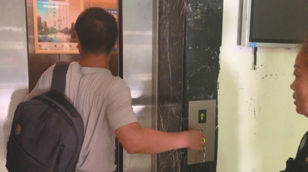 小区9部电梯未年检强停一周 两家物业扯皮“谁负责”