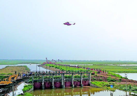 数千军民筑起抢险“长城” 陆空出击助力决口合龙